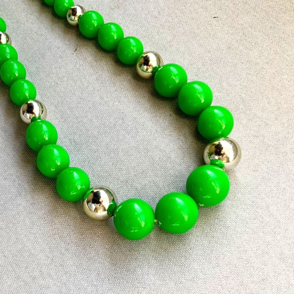 VINTAGE GREEN & SILVER GRADUATED ROUND BEAD NECKLACE 16” LONG NWT